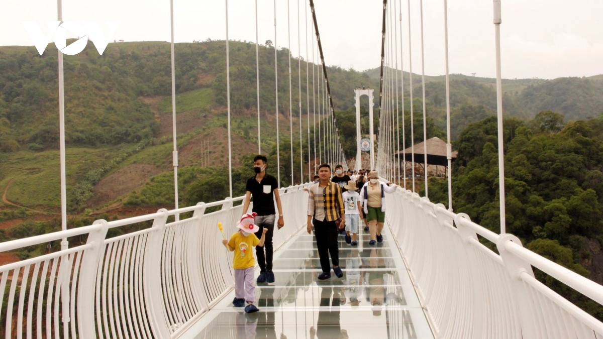 Vietnam’s longest walking glass bridge hits global headlines